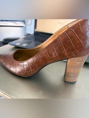 Ellen Tracy Croc-Embossed Brown Stacked Block Heel Pump